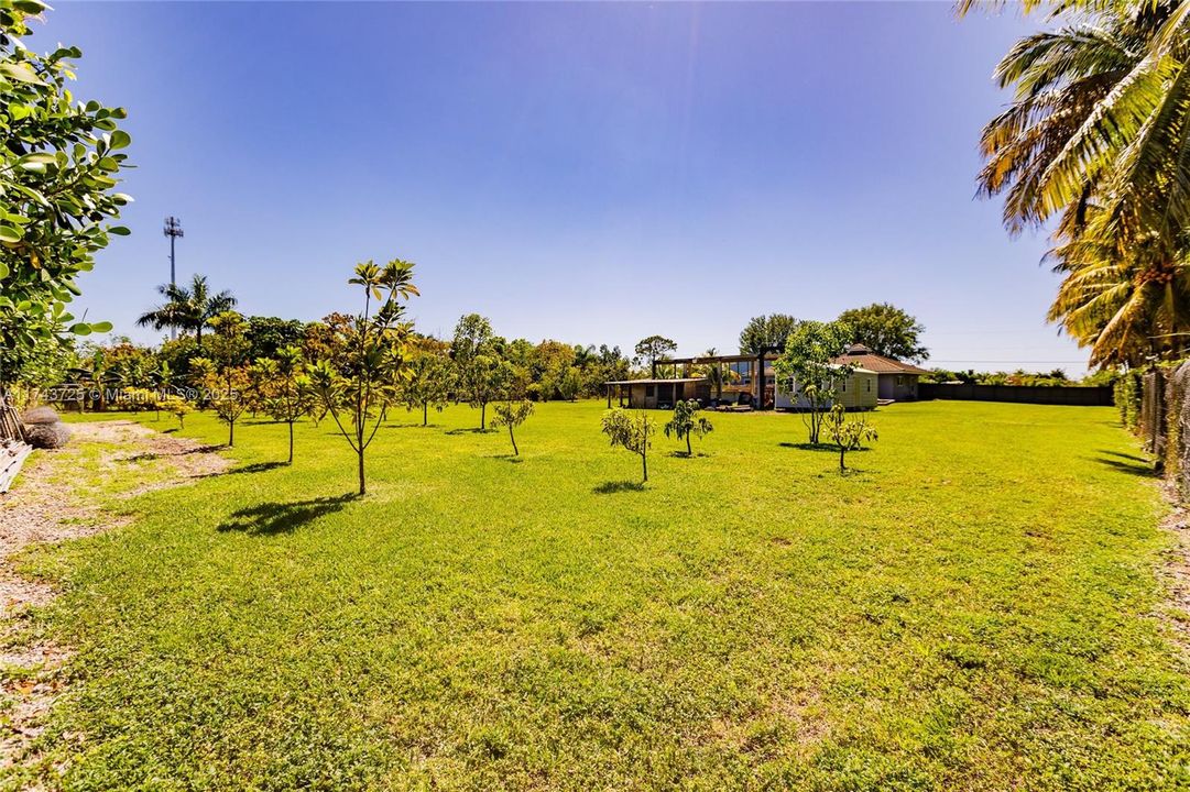 Vendido Recientemente: $975,000 (4 camas, 3 baños, 2150 Pies cuadrados)