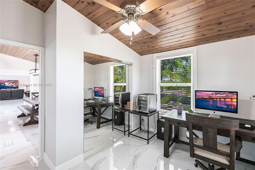 Vendido Recientemente: $975,000 (4 camas, 3 baños, 2150 Pies cuadrados)