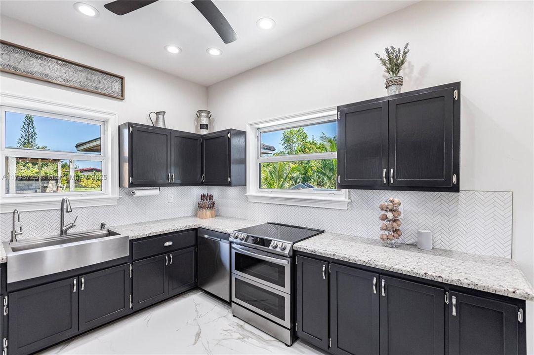 Vendido Recientemente: $975,000 (4 camas, 3 baños, 2150 Pies cuadrados)