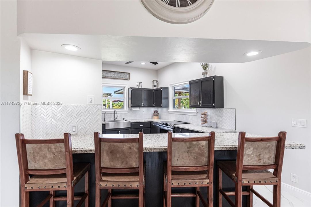 Vendido Recientemente: $975,000 (4 camas, 3 baños, 2150 Pies cuadrados)