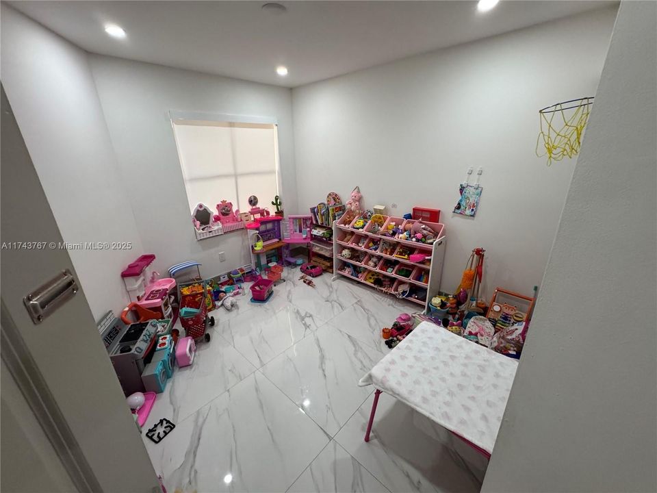 For Sale: $454,800 (3 beds, 3 baths, 1382 Square Feet)