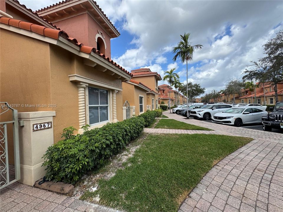 For Sale: $454,800 (3 beds, 3 baths, 1382 Square Feet)