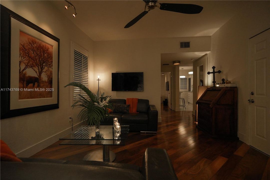 For Sale: $399,000 (1 beds, 1 baths, 600 Square Feet)