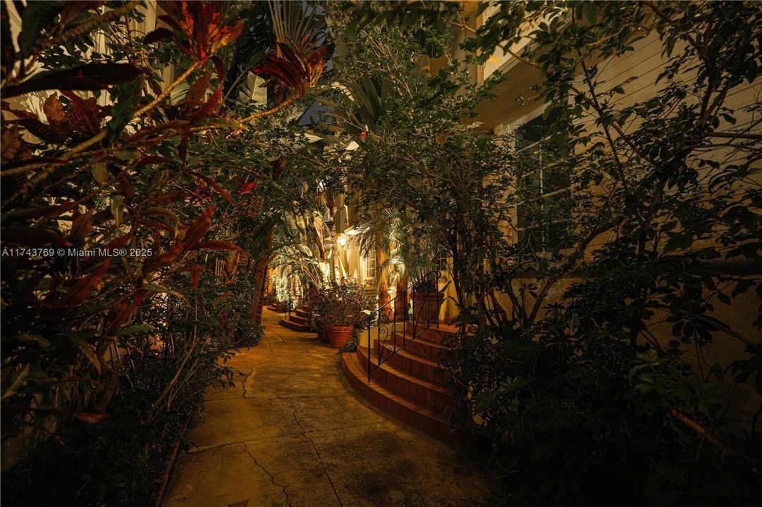 For Sale: $399,000 (1 beds, 1 baths, 600 Square Feet)