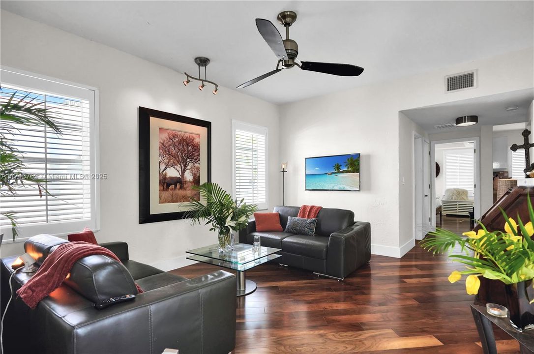 For Sale: $399,000 (1 beds, 1 baths, 600 Square Feet)