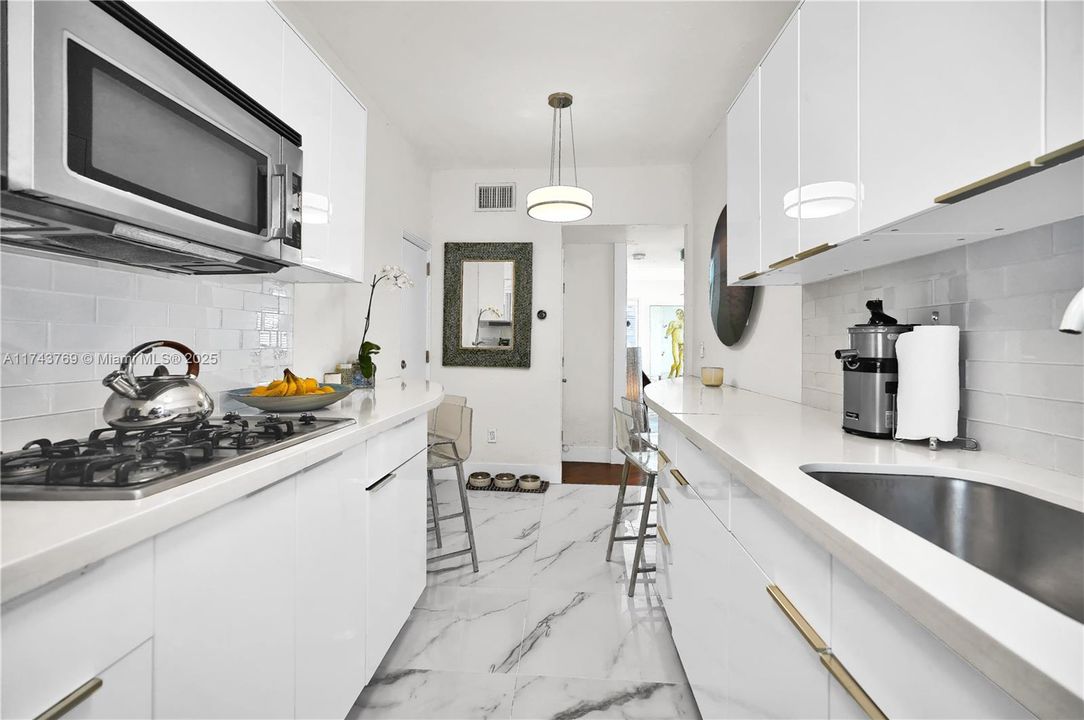 For Sale: $399,000 (1 beds, 1 baths, 600 Square Feet)