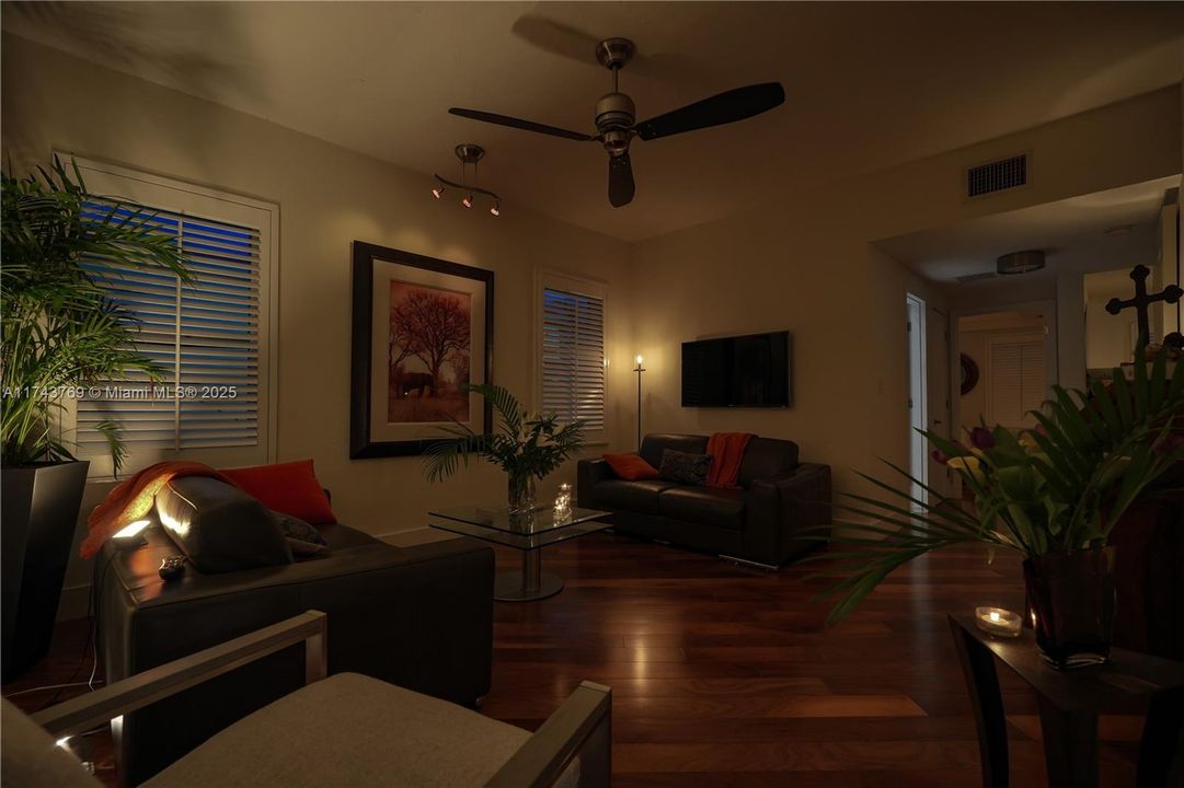 For Sale: $399,000 (1 beds, 1 baths, 600 Square Feet)