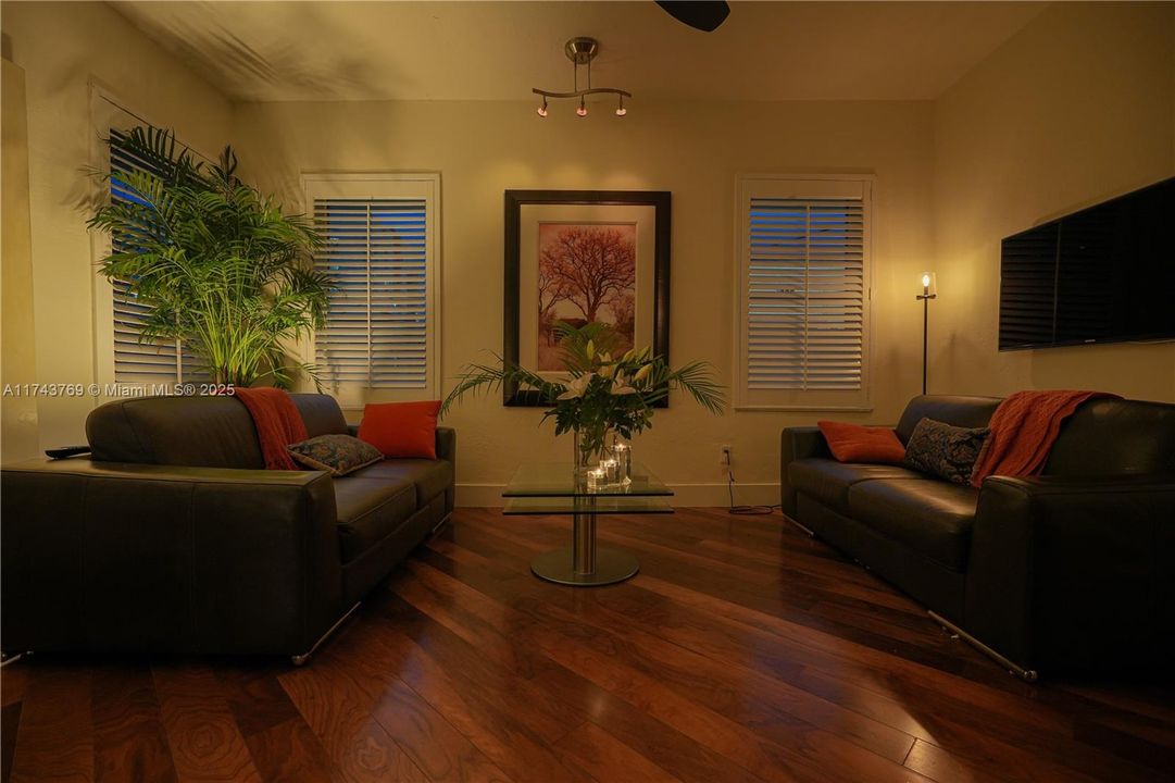 For Sale: $399,000 (1 beds, 1 baths, 600 Square Feet)