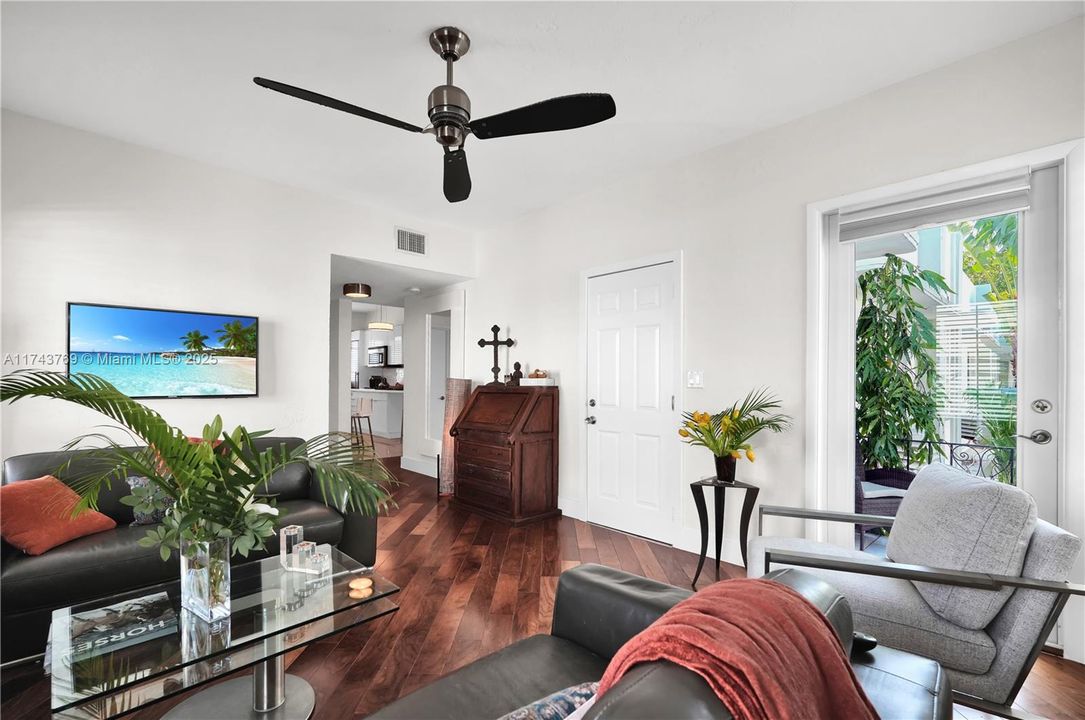 For Sale: $399,000 (1 beds, 1 baths, 600 Square Feet)