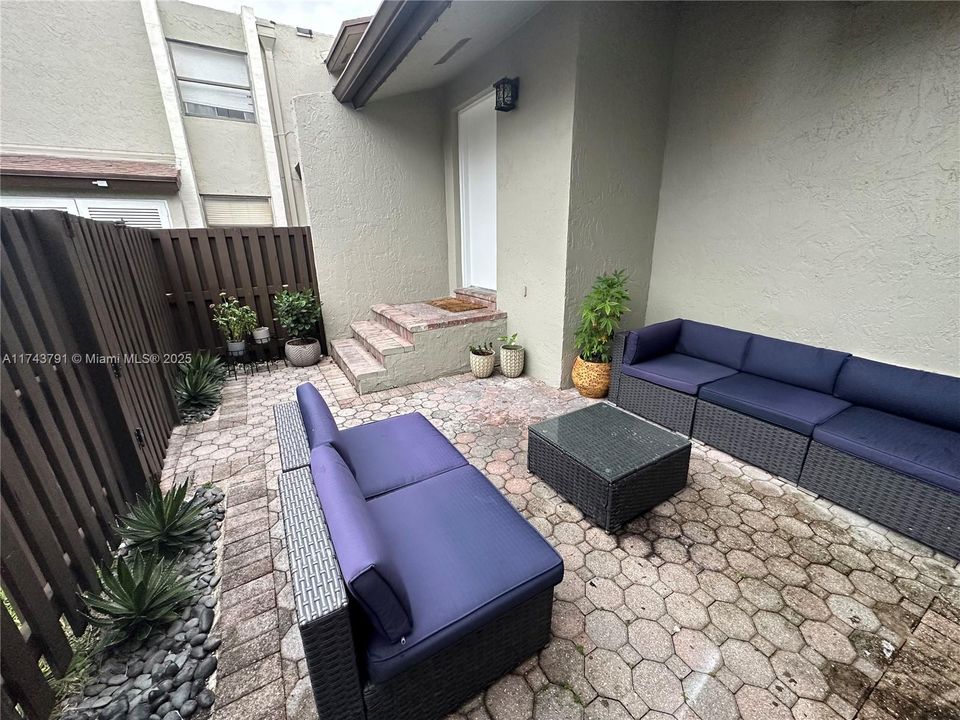 Recently Rented: $2,650 (2 beds, 2 baths, 1005 Square Feet)