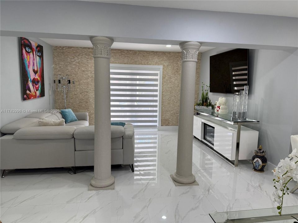 Recently Sold: $645,000 (3 beds, 1 baths, 1270 Square Feet)