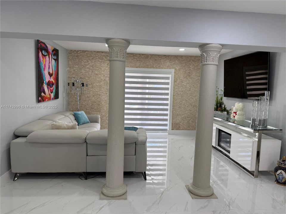 Recently Sold: $645,000 (3 beds, 1 baths, 1270 Square Feet)