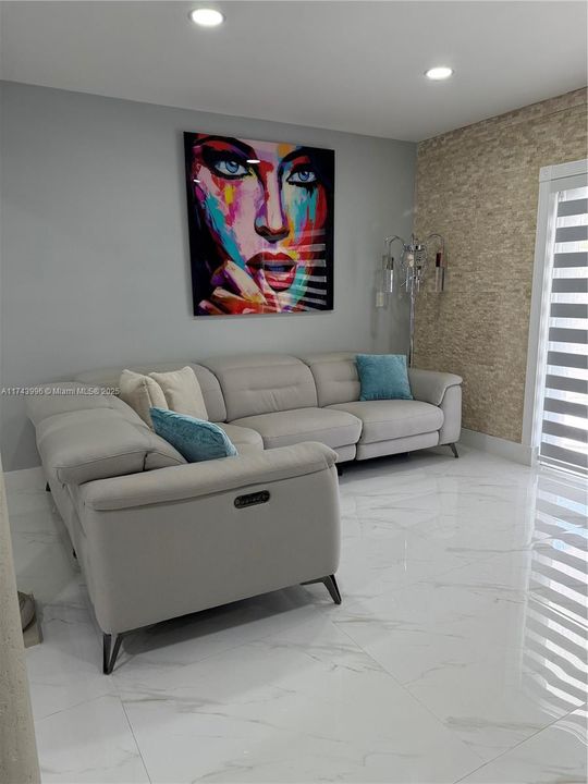 Recently Sold: $645,000 (3 beds, 1 baths, 1270 Square Feet)