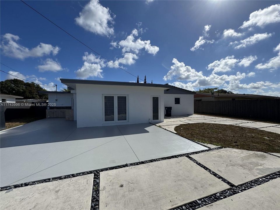 Recently Sold: $645,000 (3 beds, 1 baths, 1270 Square Feet)