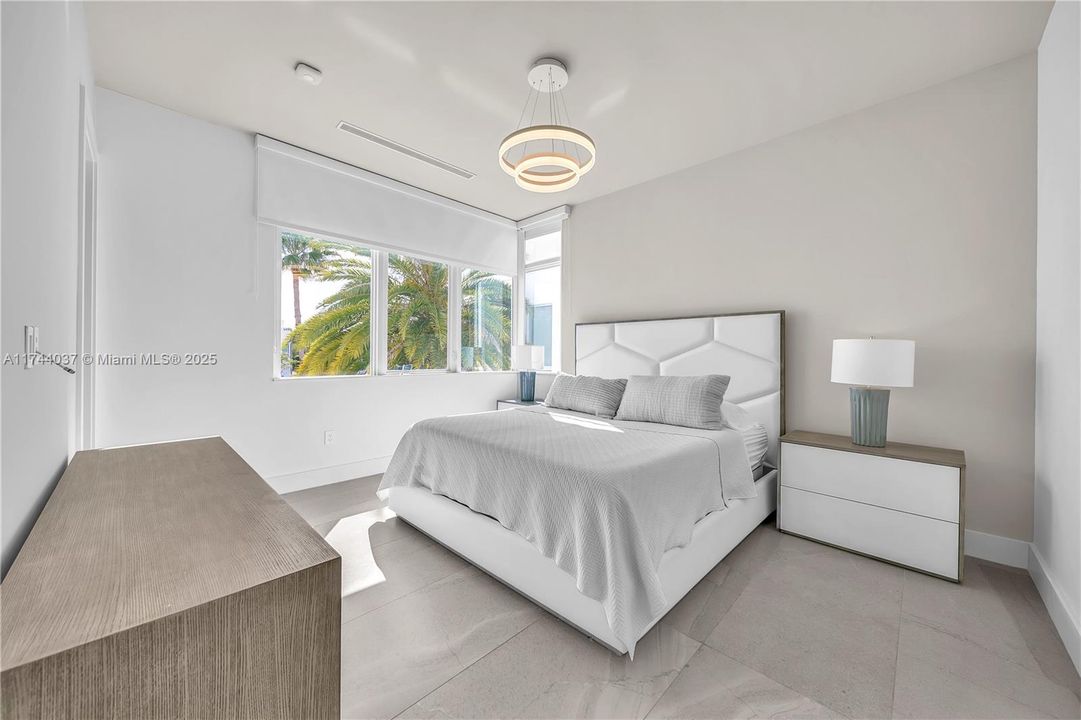 最近售出: $2,350,000 (4 贝兹, 5 浴室, 3660 平方英尺)