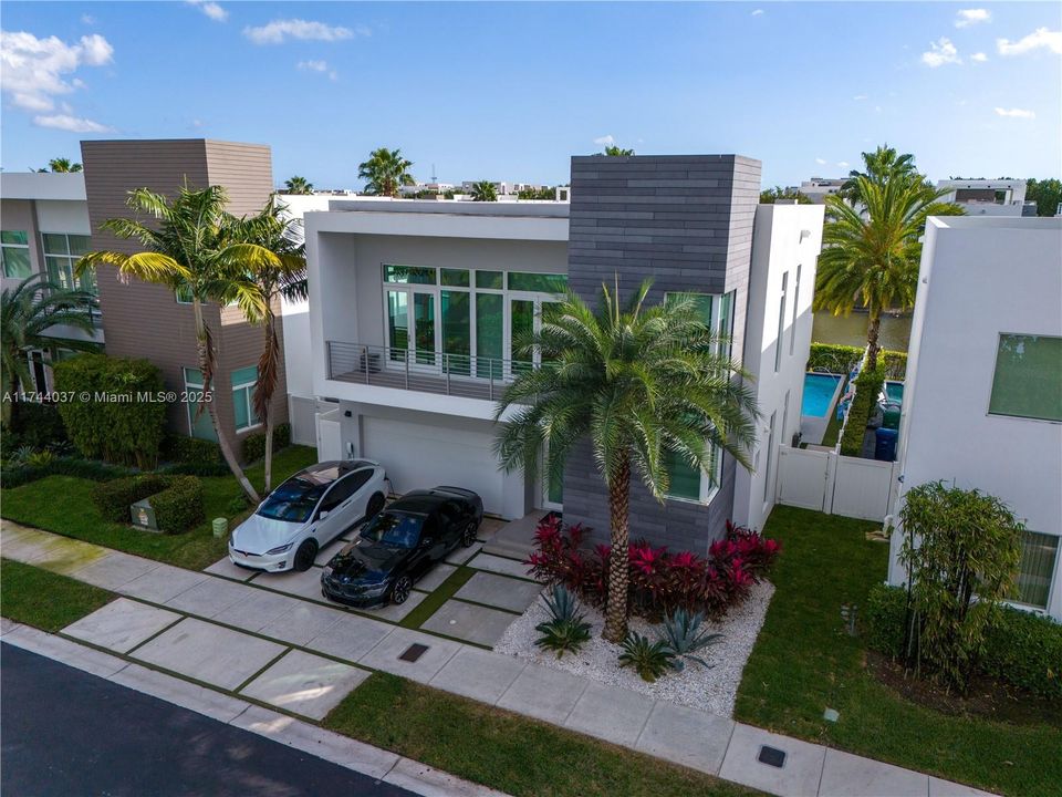 最近售出: $2,350,000 (4 贝兹, 5 浴室, 3660 平方英尺)