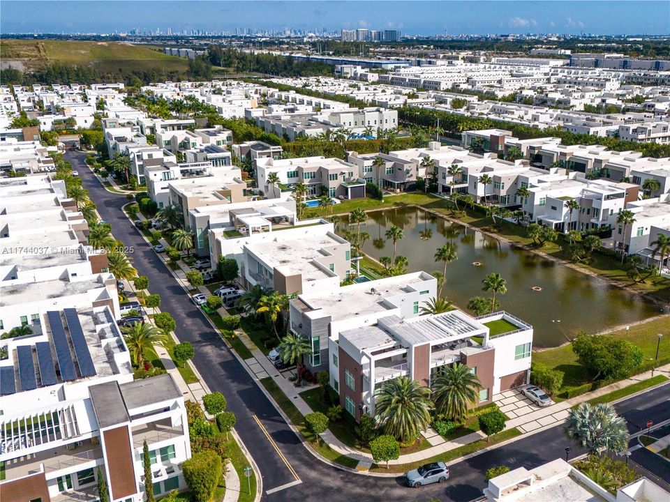 最近售出: $2,350,000 (4 贝兹, 5 浴室, 3660 平方英尺)