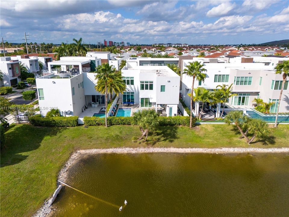 最近售出: $2,350,000 (4 贝兹, 5 浴室, 3660 平方英尺)