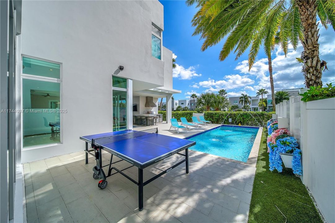 最近售出: $2,350,000 (4 贝兹, 5 浴室, 3660 平方英尺)