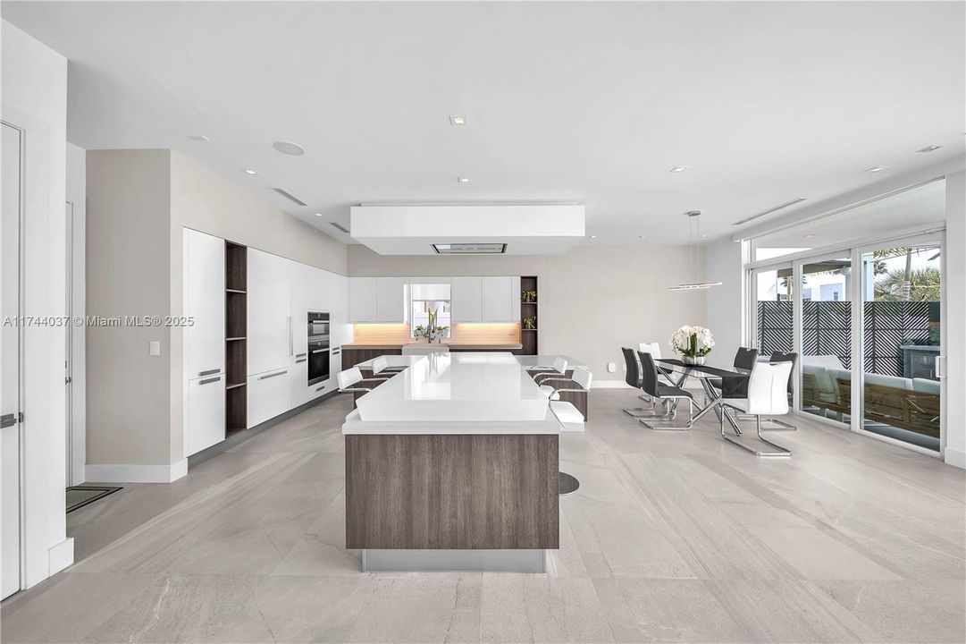 最近售出: $2,350,000 (4 贝兹, 5 浴室, 3660 平方英尺)