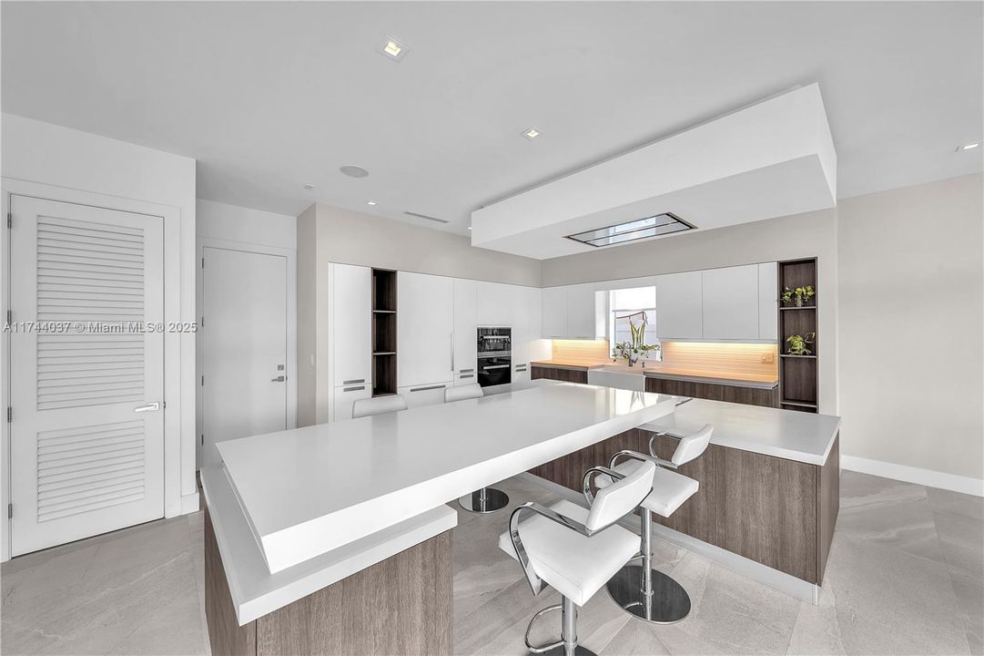 最近售出: $2,350,000 (4 贝兹, 5 浴室, 3660 平方英尺)