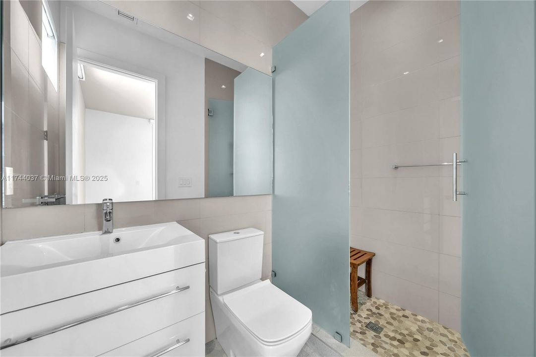 最近售出: $2,350,000 (4 贝兹, 5 浴室, 3660 平方英尺)