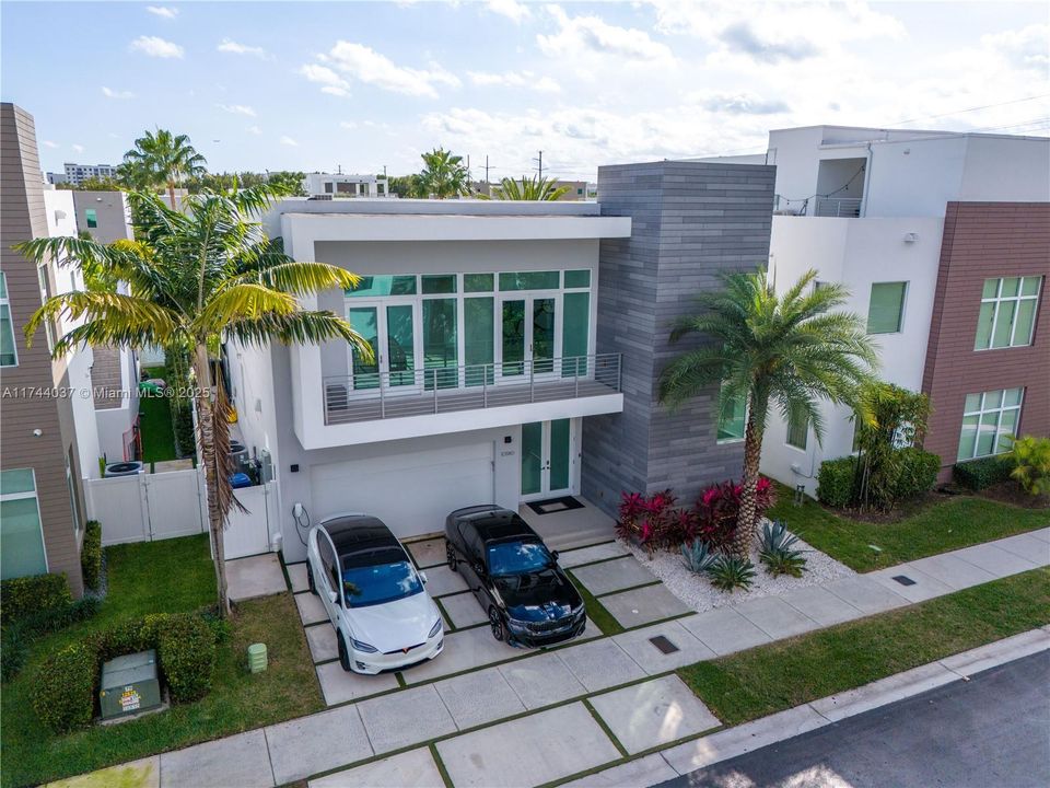 最近售出: $2,350,000 (4 贝兹, 5 浴室, 3660 平方英尺)