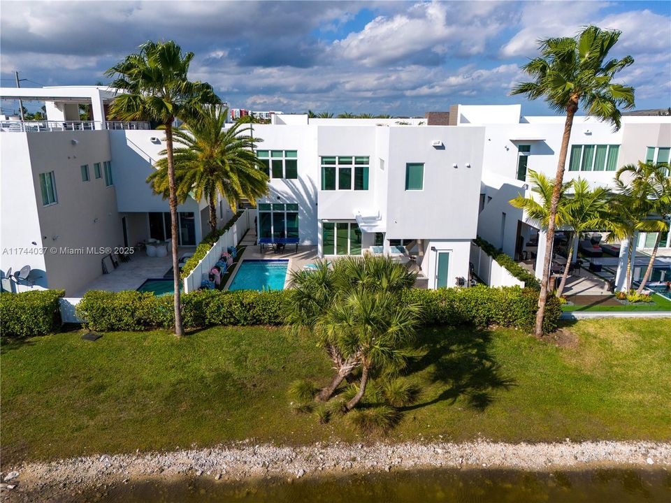 最近售出: $2,350,000 (4 贝兹, 5 浴室, 3660 平方英尺)