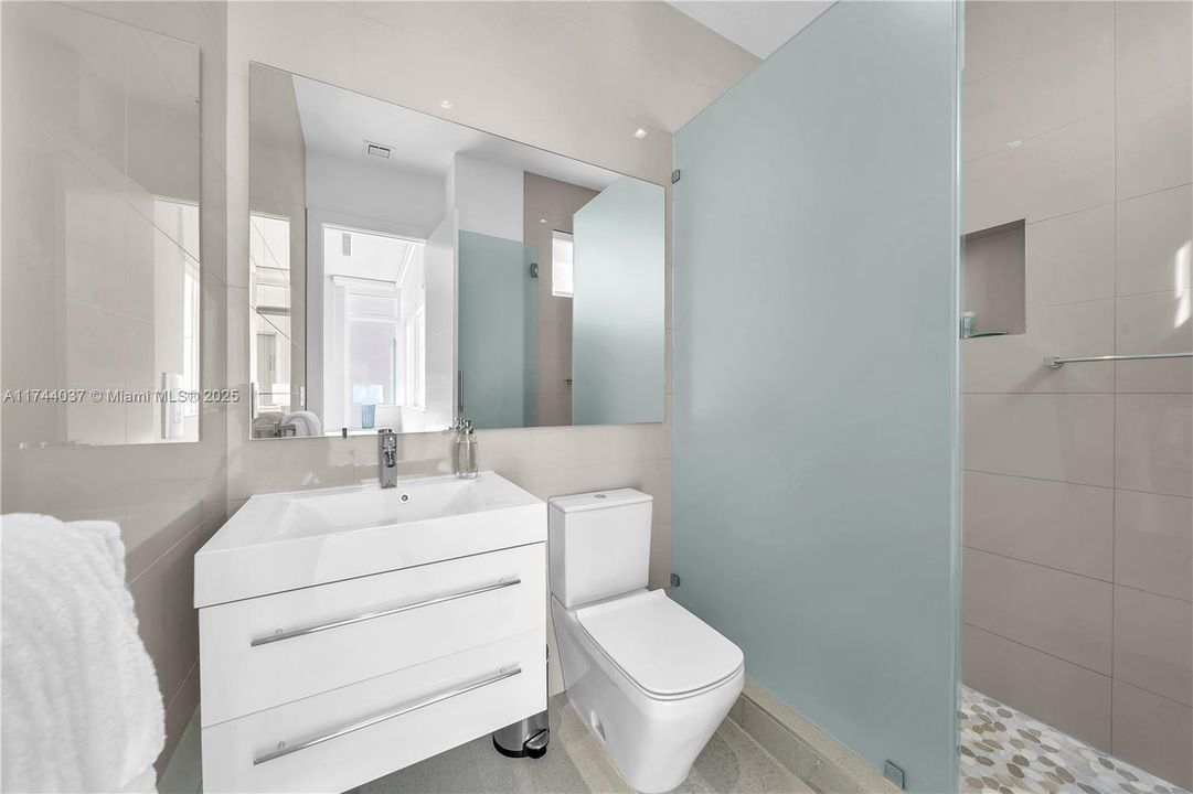 最近售出: $2,350,000 (4 贝兹, 5 浴室, 3660 平方英尺)