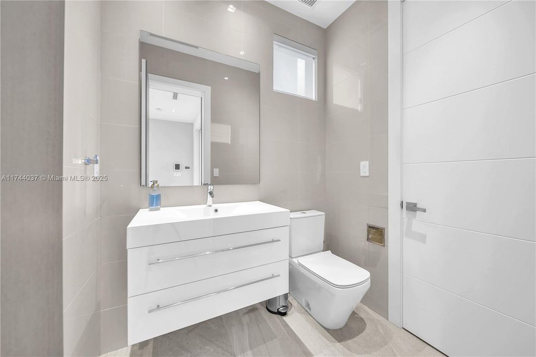 最近售出: $2,350,000 (4 贝兹, 5 浴室, 3660 平方英尺)