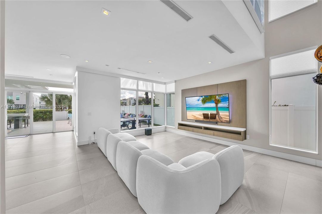 最近售出: $2,350,000 (4 贝兹, 5 浴室, 3660 平方英尺)