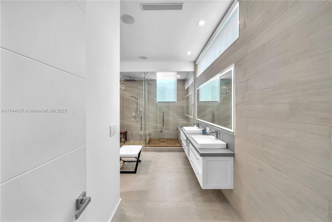 最近售出: $2,350,000 (4 贝兹, 5 浴室, 3660 平方英尺)