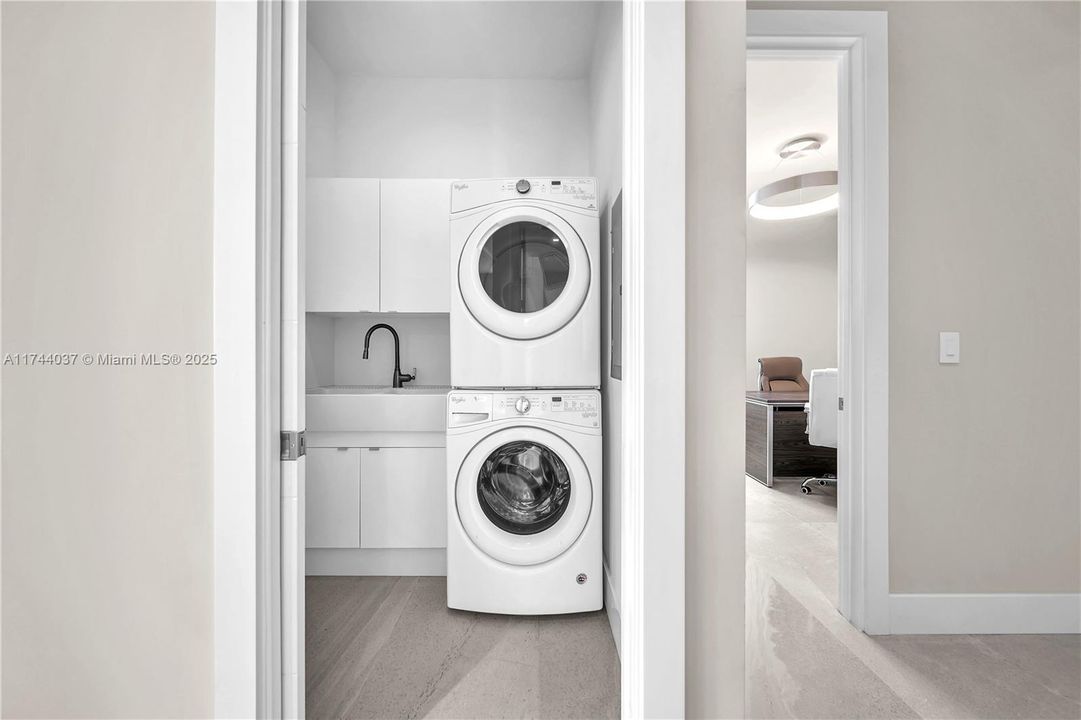 最近售出: $2,350,000 (4 贝兹, 5 浴室, 3660 平方英尺)