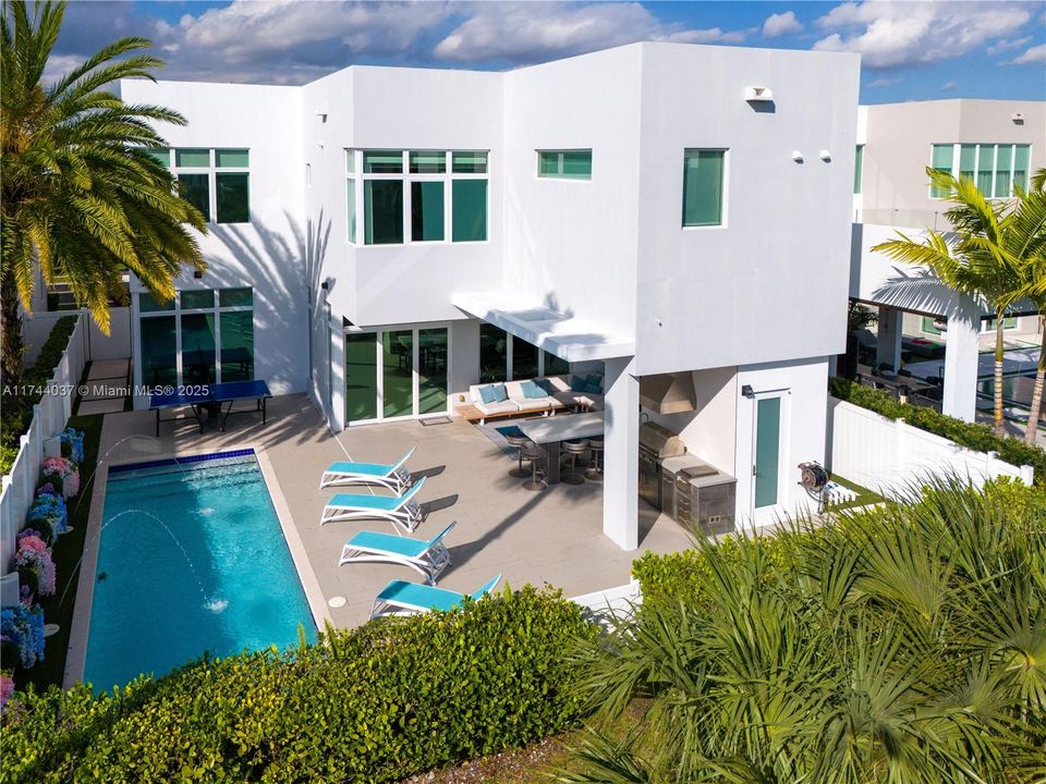 最近售出: $2,350,000 (4 贝兹, 5 浴室, 3660 平方英尺)