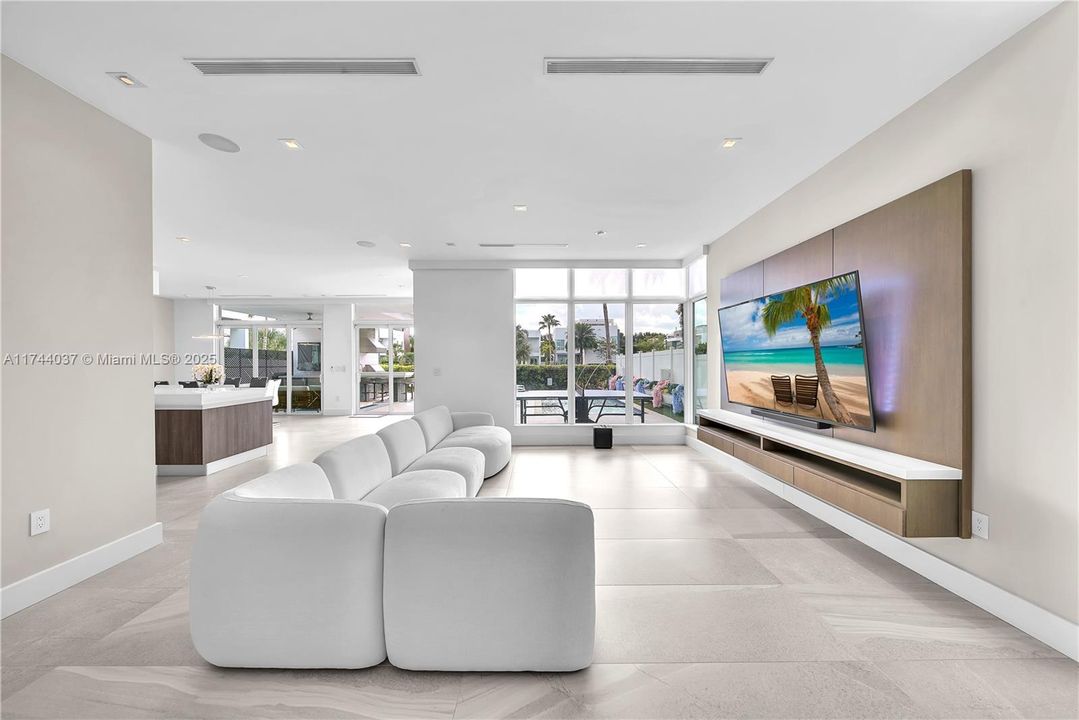 最近售出: $2,350,000 (4 贝兹, 5 浴室, 3660 平方英尺)