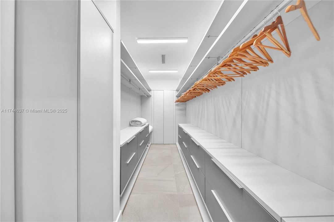 最近售出: $2,350,000 (4 贝兹, 5 浴室, 3660 平方英尺)