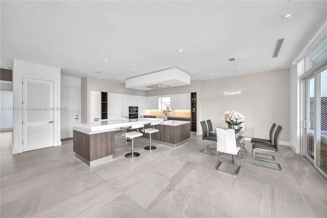 最近售出: $2,350,000 (4 贝兹, 5 浴室, 3660 平方英尺)