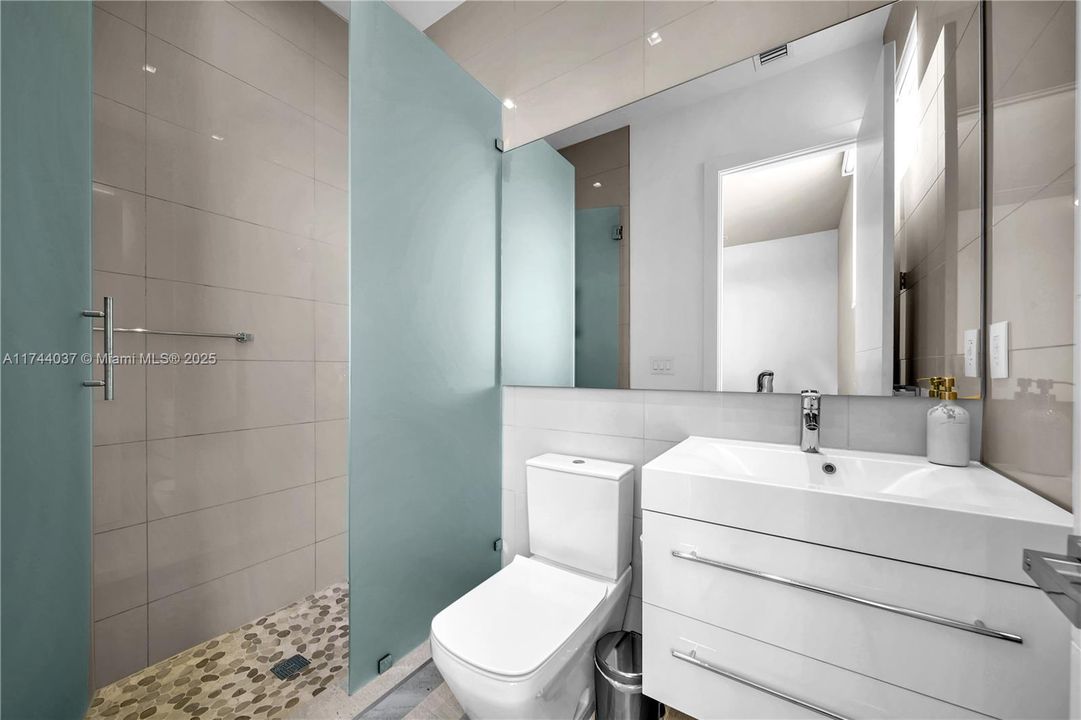 最近售出: $2,350,000 (4 贝兹, 5 浴室, 3660 平方英尺)