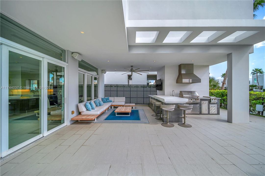 最近售出: $2,350,000 (4 贝兹, 5 浴室, 3660 平方英尺)