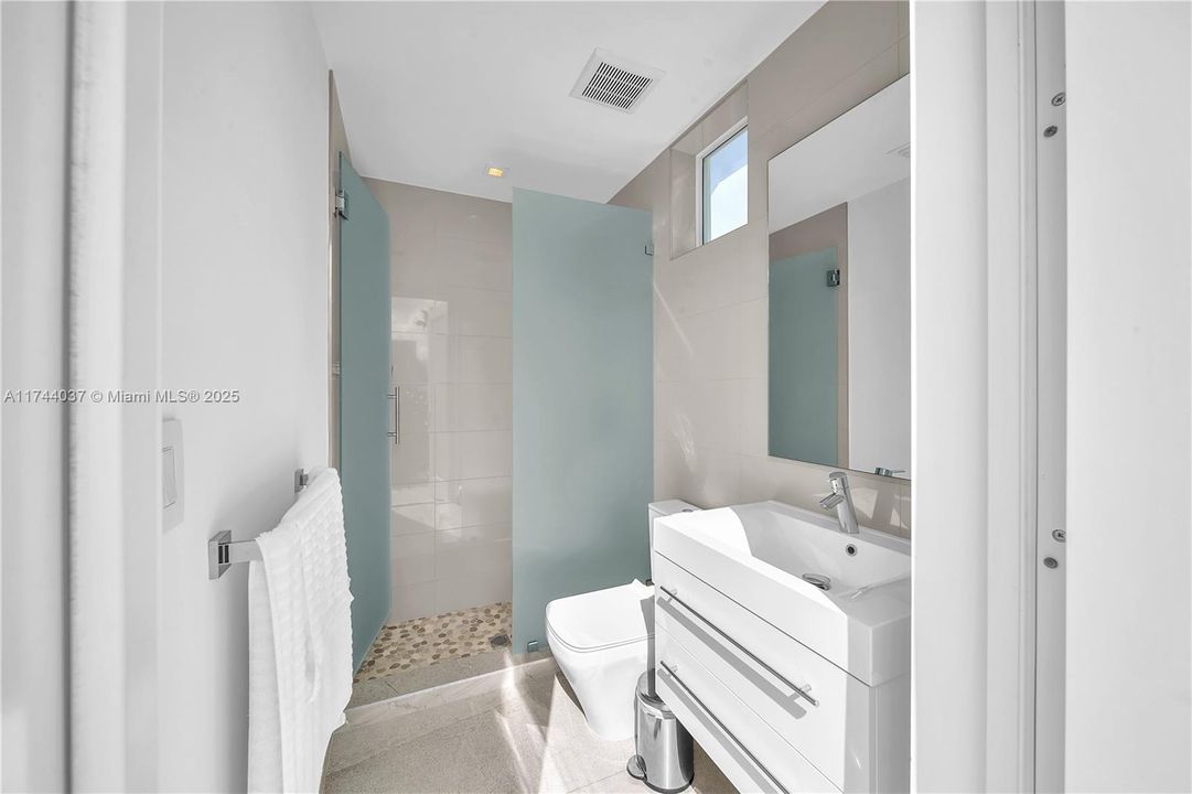 最近售出: $2,350,000 (4 贝兹, 5 浴室, 3660 平方英尺)