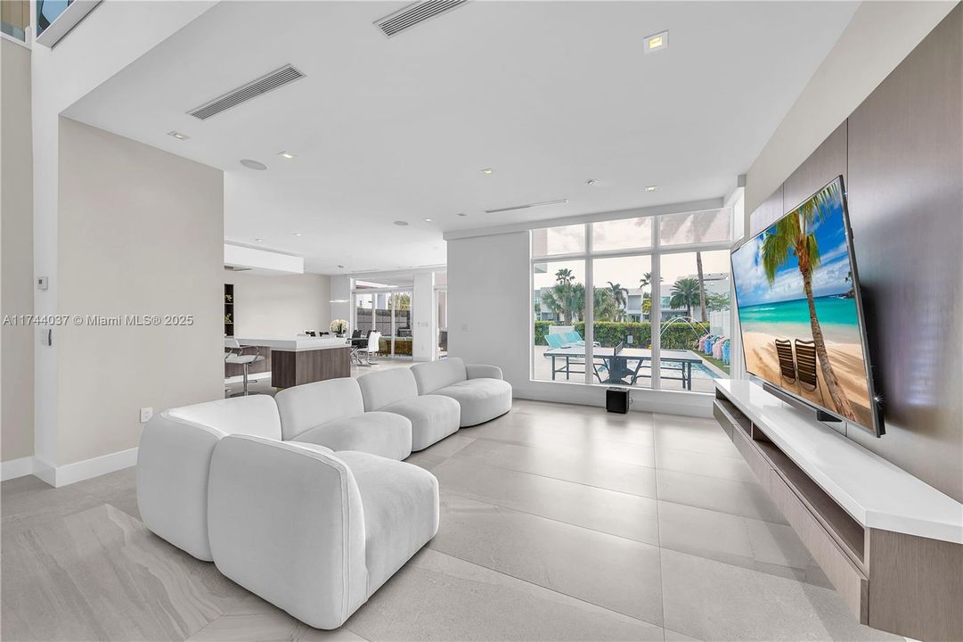 最近售出: $2,350,000 (4 贝兹, 5 浴室, 3660 平方英尺)