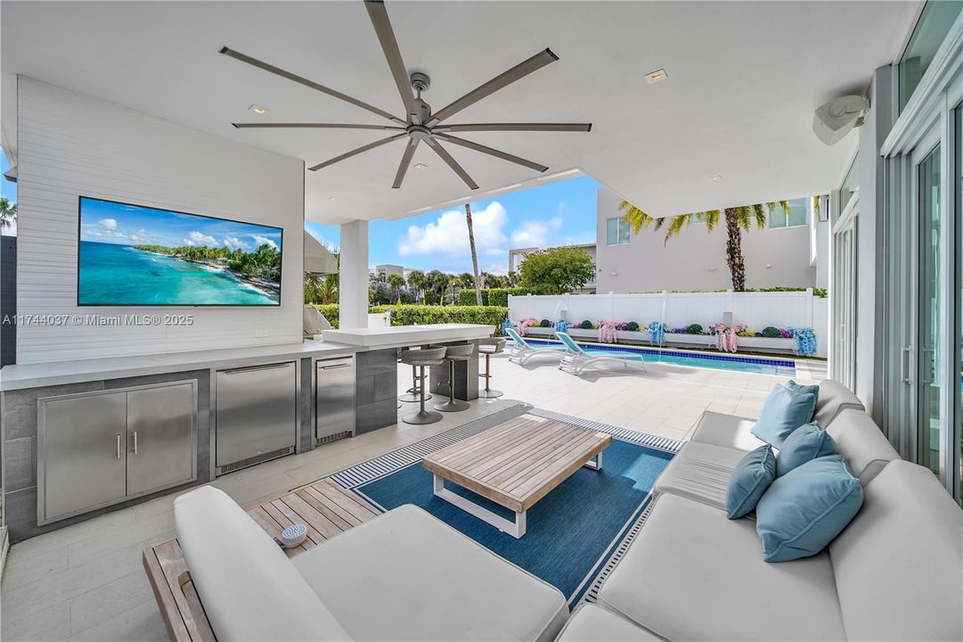 最近售出: $2,350,000 (4 贝兹, 5 浴室, 3660 平方英尺)