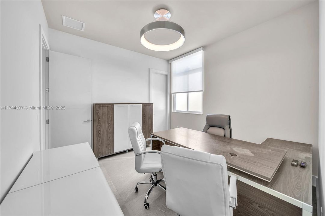 最近售出: $2,350,000 (4 贝兹, 5 浴室, 3660 平方英尺)