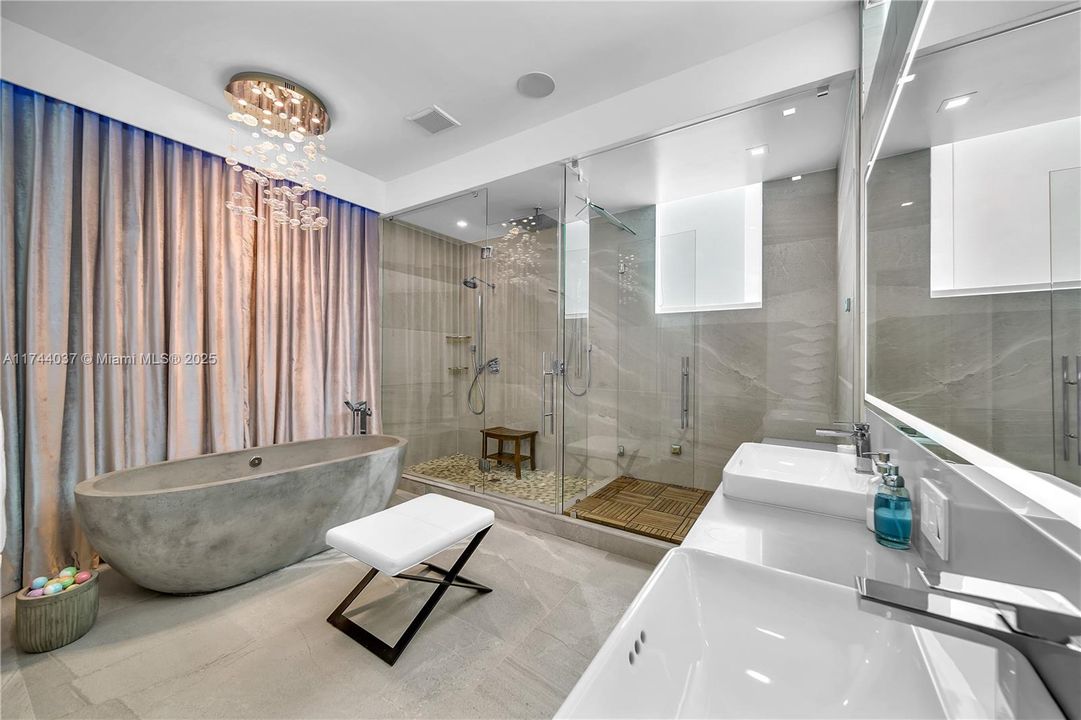 最近售出: $2,350,000 (4 贝兹, 5 浴室, 3660 平方英尺)