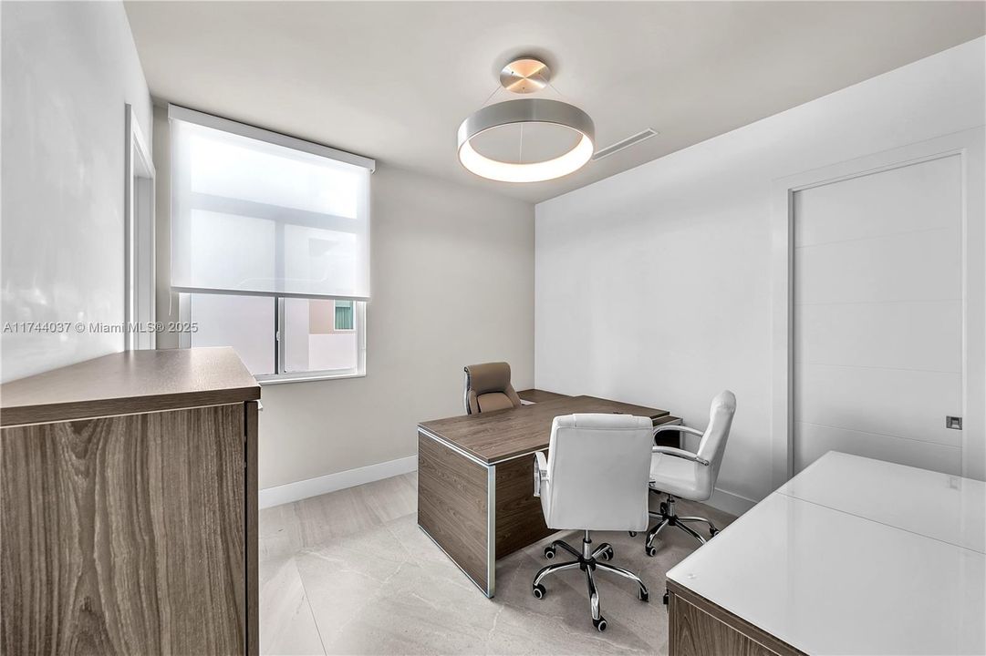 最近售出: $2,350,000 (4 贝兹, 5 浴室, 3660 平方英尺)