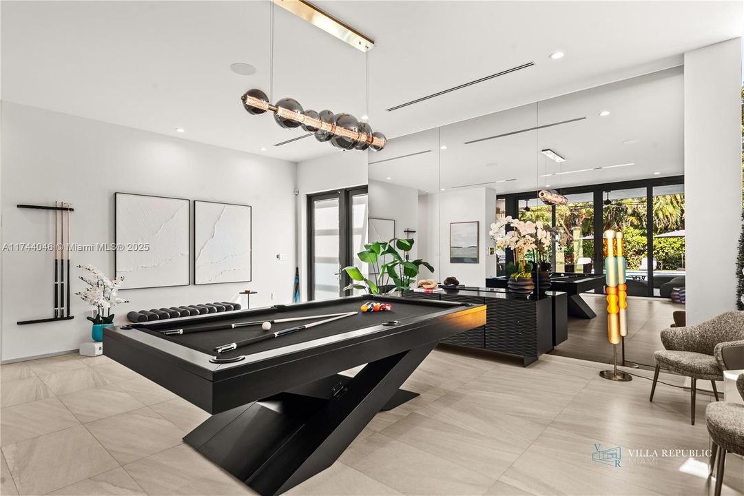 出租: $45,000 (5 贝兹, 4 浴室, 3470 平方英尺)