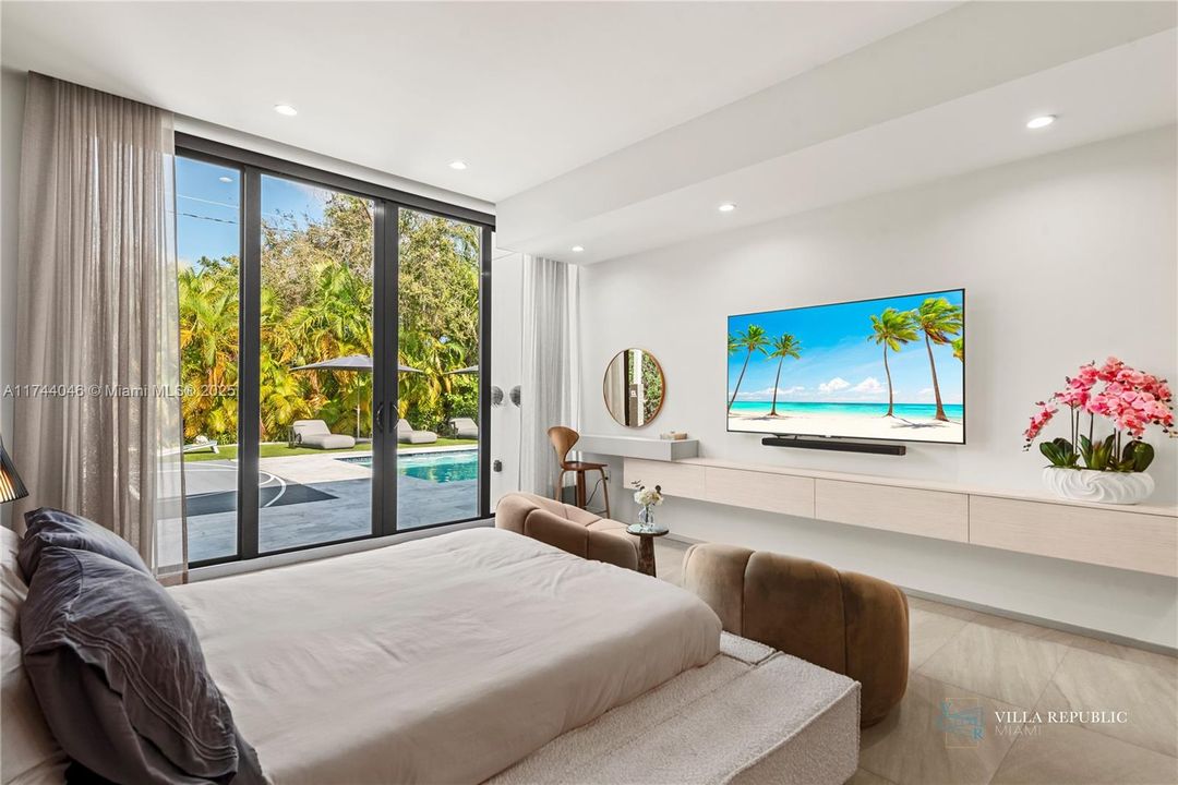 出租: $45,000 (5 贝兹, 4 浴室, 3470 平方英尺)