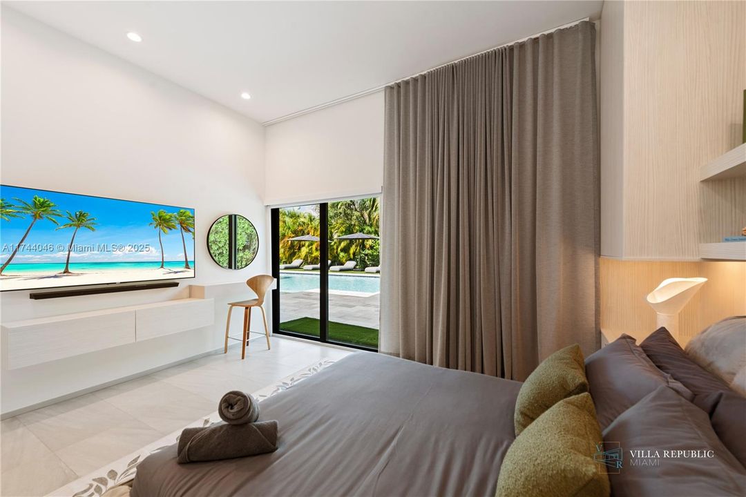 出租: $45,000 (5 贝兹, 4 浴室, 3470 平方英尺)