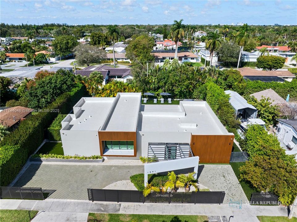 出租: $45,000 (5 贝兹, 4 浴室, 3470 平方英尺)