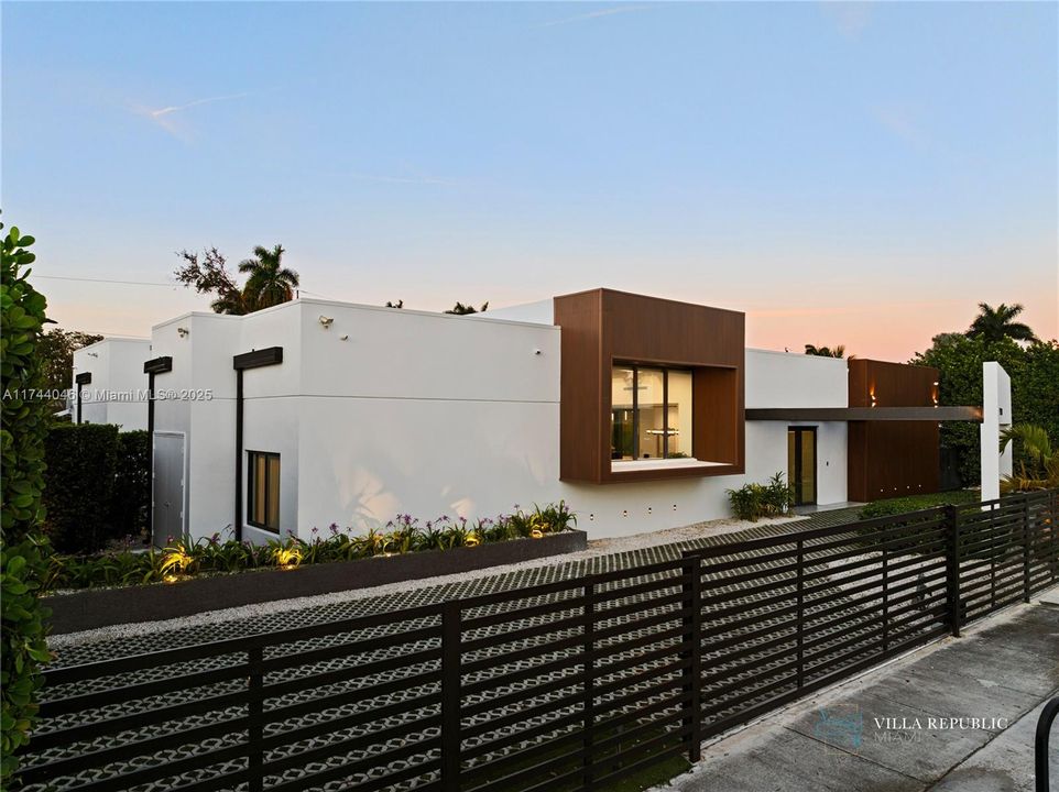 出租: $45,000 (5 贝兹, 4 浴室, 3470 平方英尺)